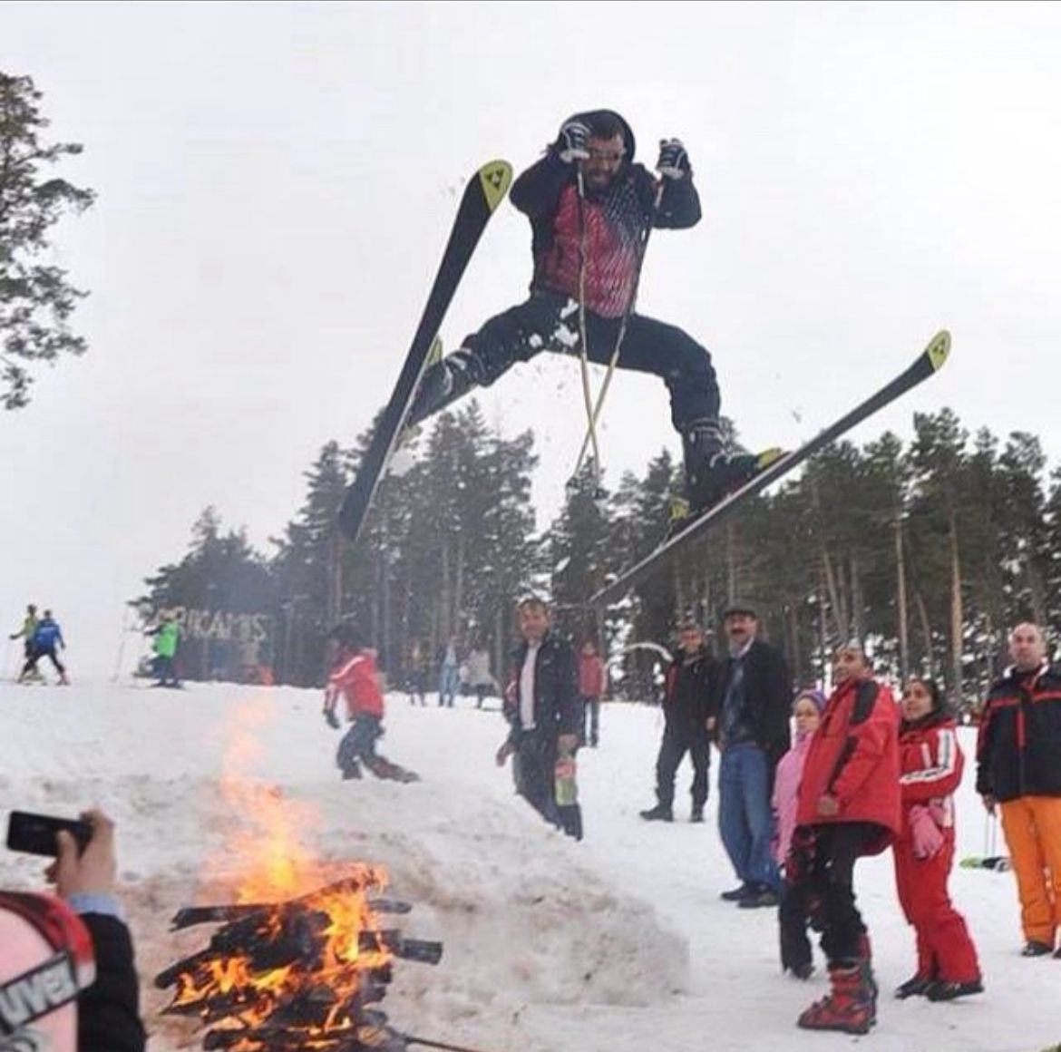 Rasim Hoca ateş üzerinden kayak atlama gösterisi - Uludağ kayak dersi