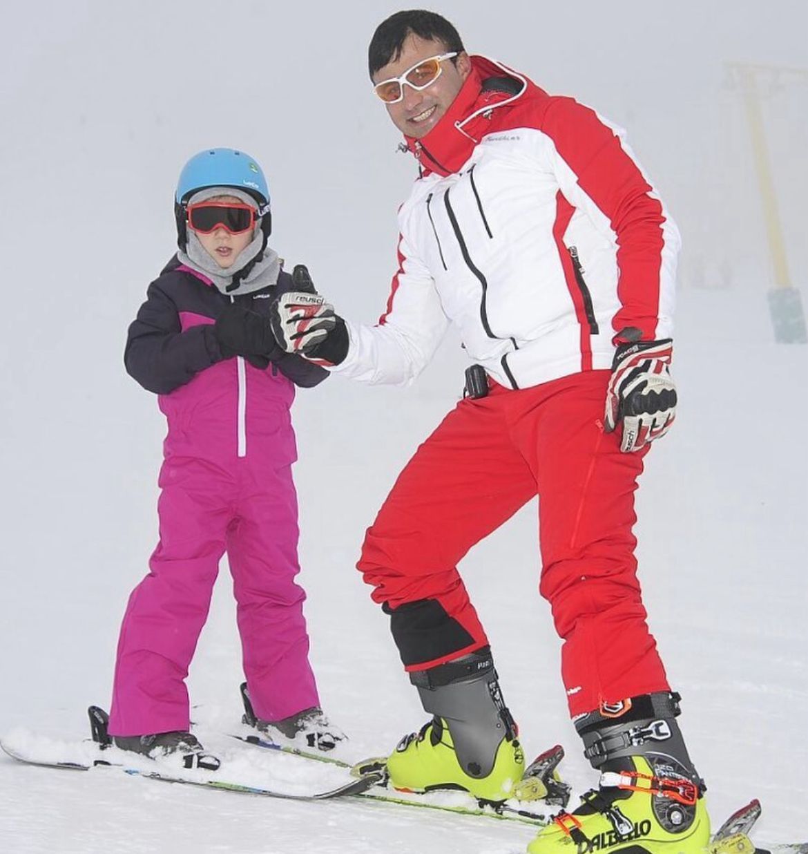 Rasim Hoca çocuk öğrencisiyle el ele kayak dersi - pedagojik yaklaşım