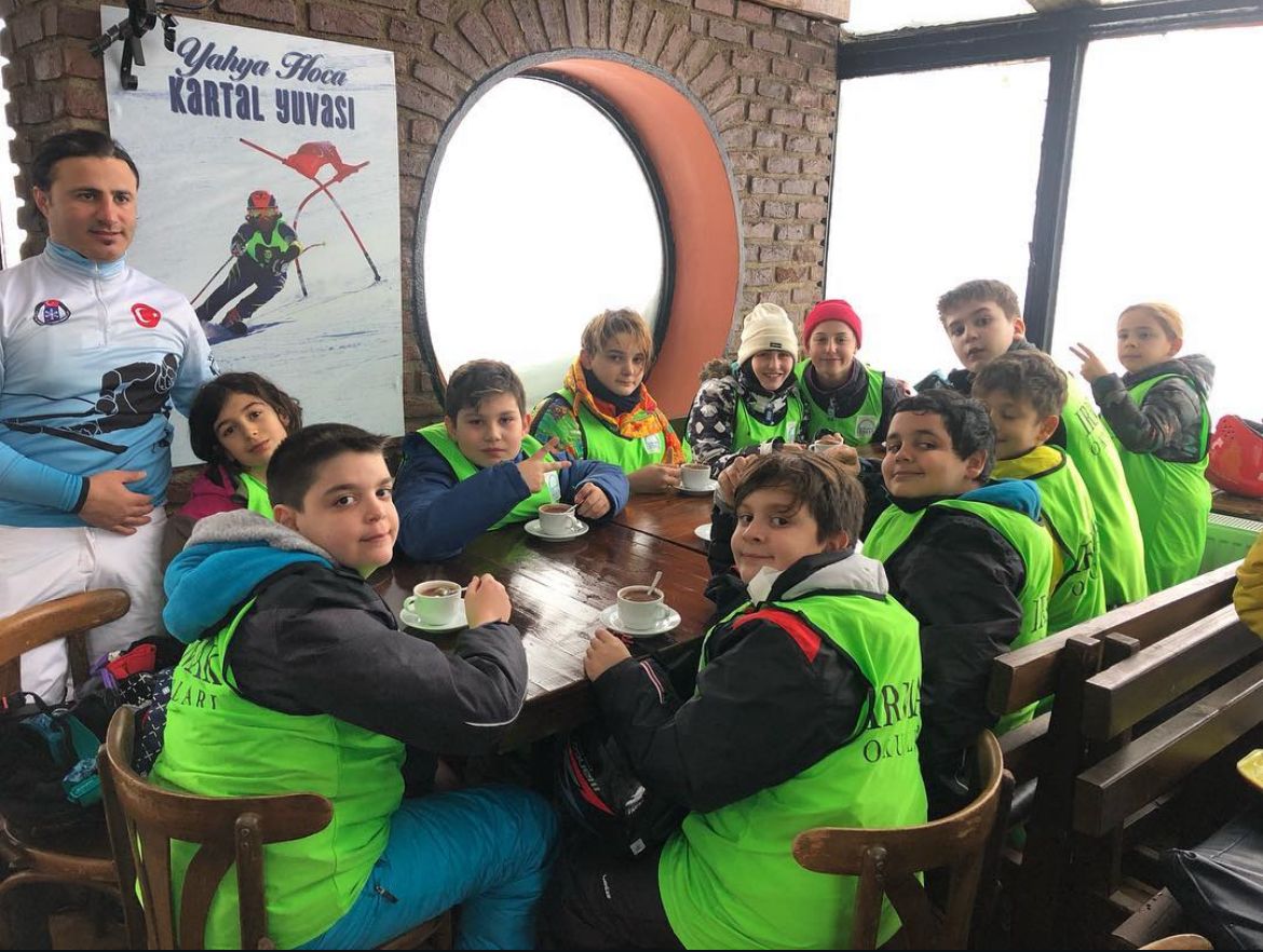 Rasim Hoca ve öğrencileri kayak dersi sonrası dinlenme molası - Uludağ kayak eğitimi