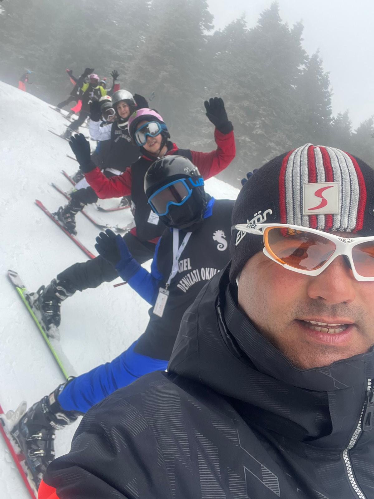 Rasim Hoca Özel Denizatı Okulu öğrencileriyle grup kayak dersi - Uludağ