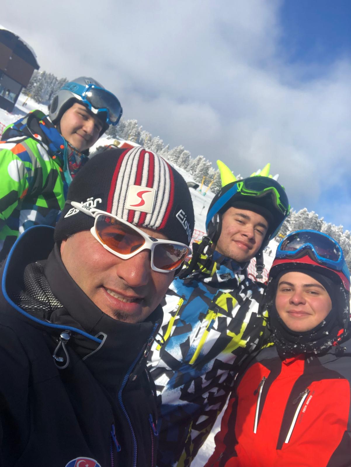 Rasim Hoca ve öğrencileriyle neşeli grup selfie - Uludağ kayak merkezi