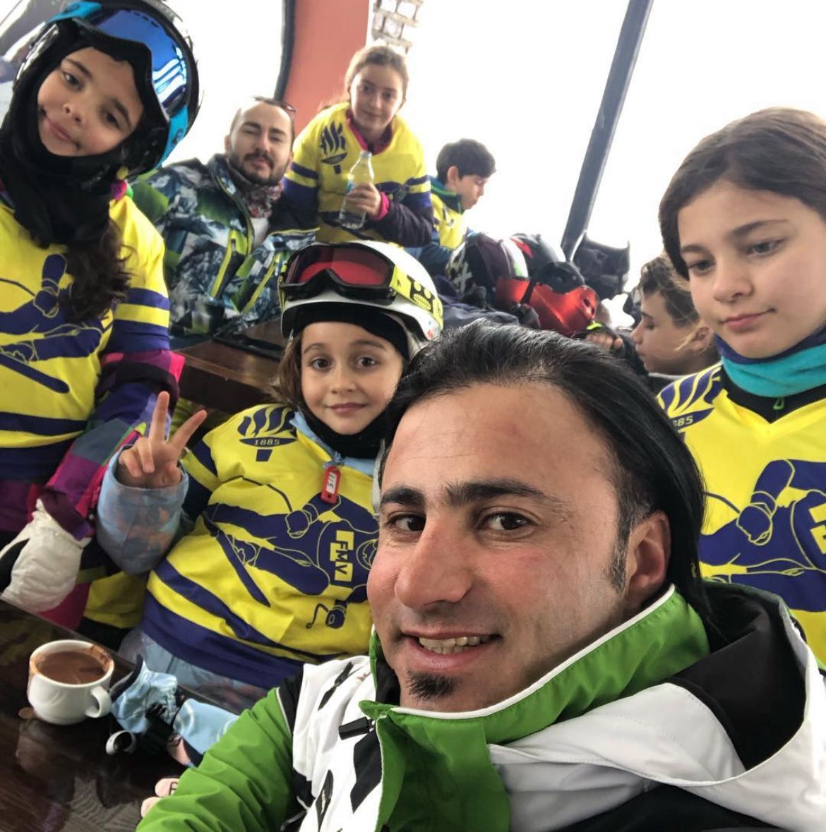 Rasim Hoca ve öğrencileriyle kayak dersi sonrası neşeli selfie - Uludağ