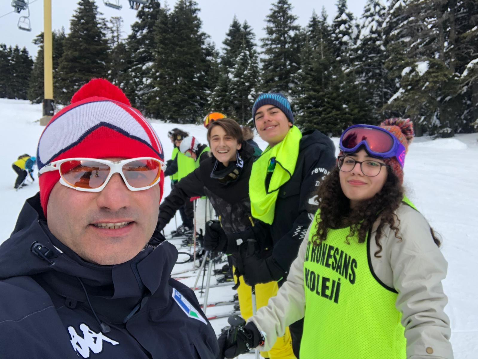 Rasim Hoca Ronesans Koleji öğrencileriyle grup kayak dersi - Uludağ